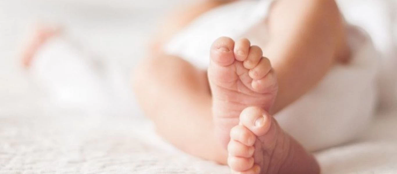 Βρέφος 5 ημερών λέει «γεια» στην έκπληκτη μαμά της (βίντεο)
